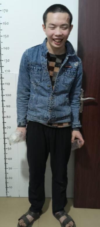 走失者照片 成都市寻亲：青年男子被救助，穿蓝色...