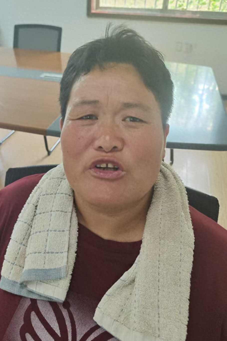 走失者照片 菏泽市寻亲：五旬女子被救助，穿红色...