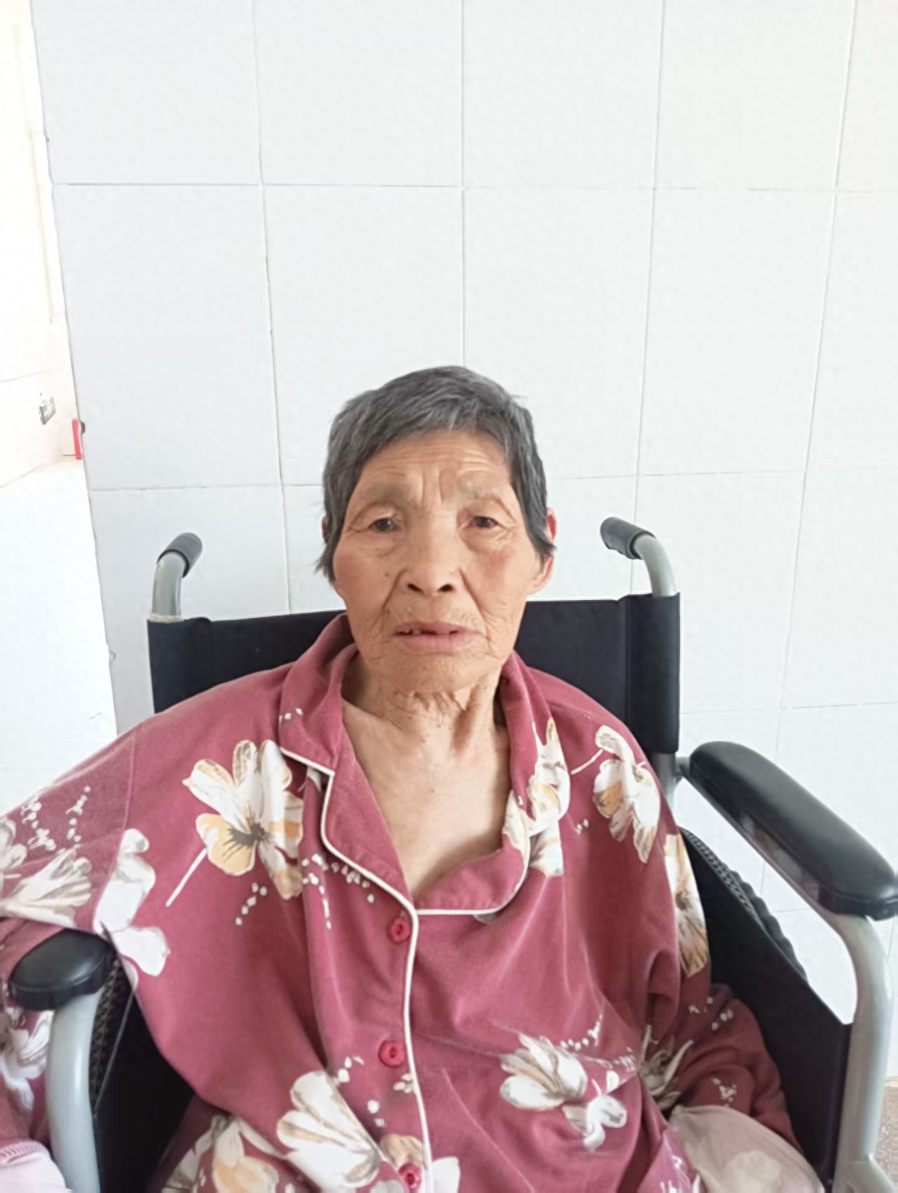 走失者照片 盐城市寻亲：七旬老太被救助，穿枣红...