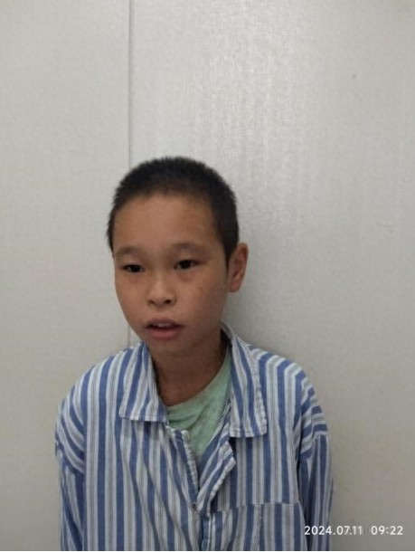 走失者照片 南阳市寻亲：8岁男孩被救助，穿浅蓝...