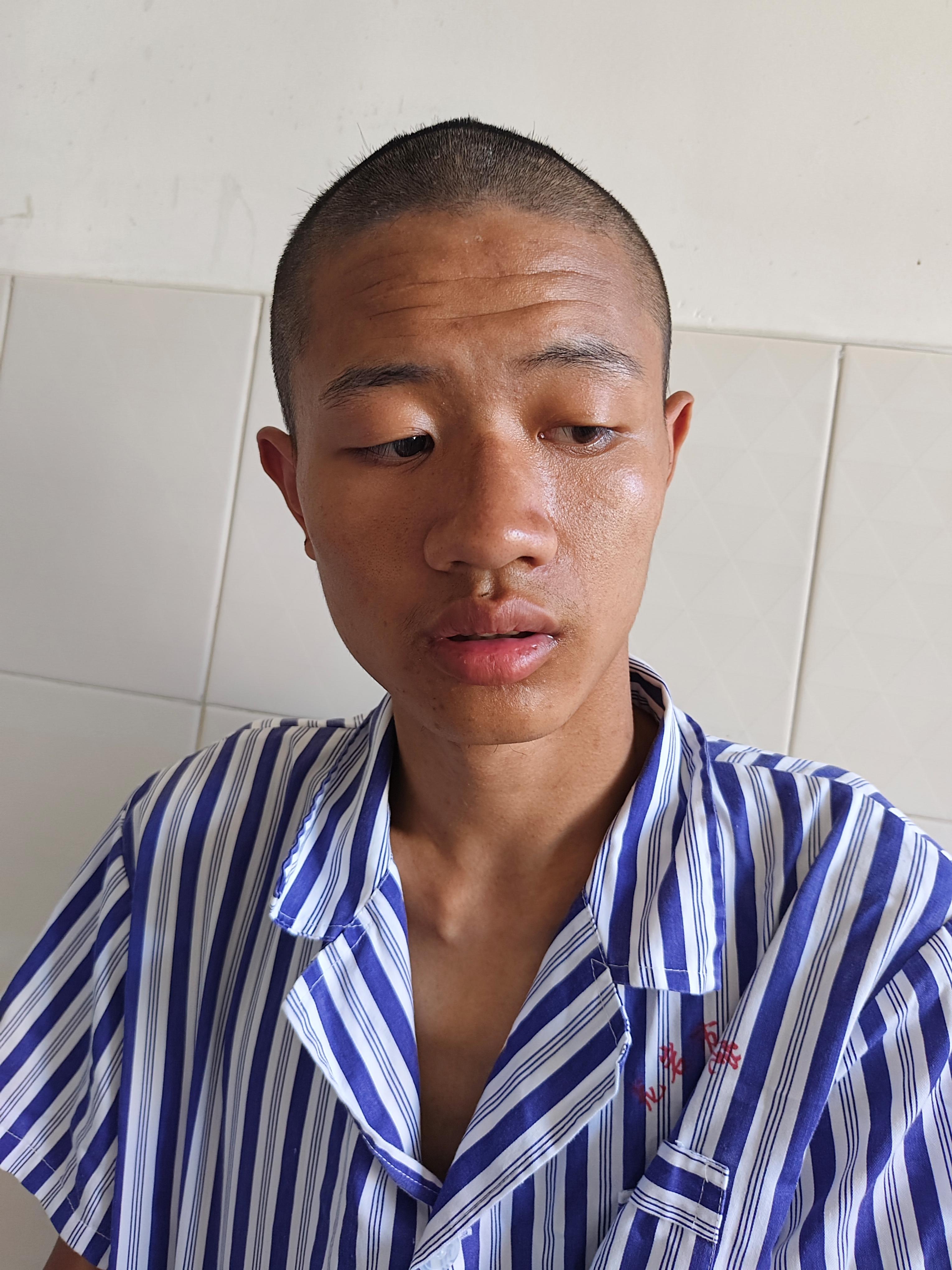 走失者照片 龙岩市寻亲：青年男子被救助，穿黑色...