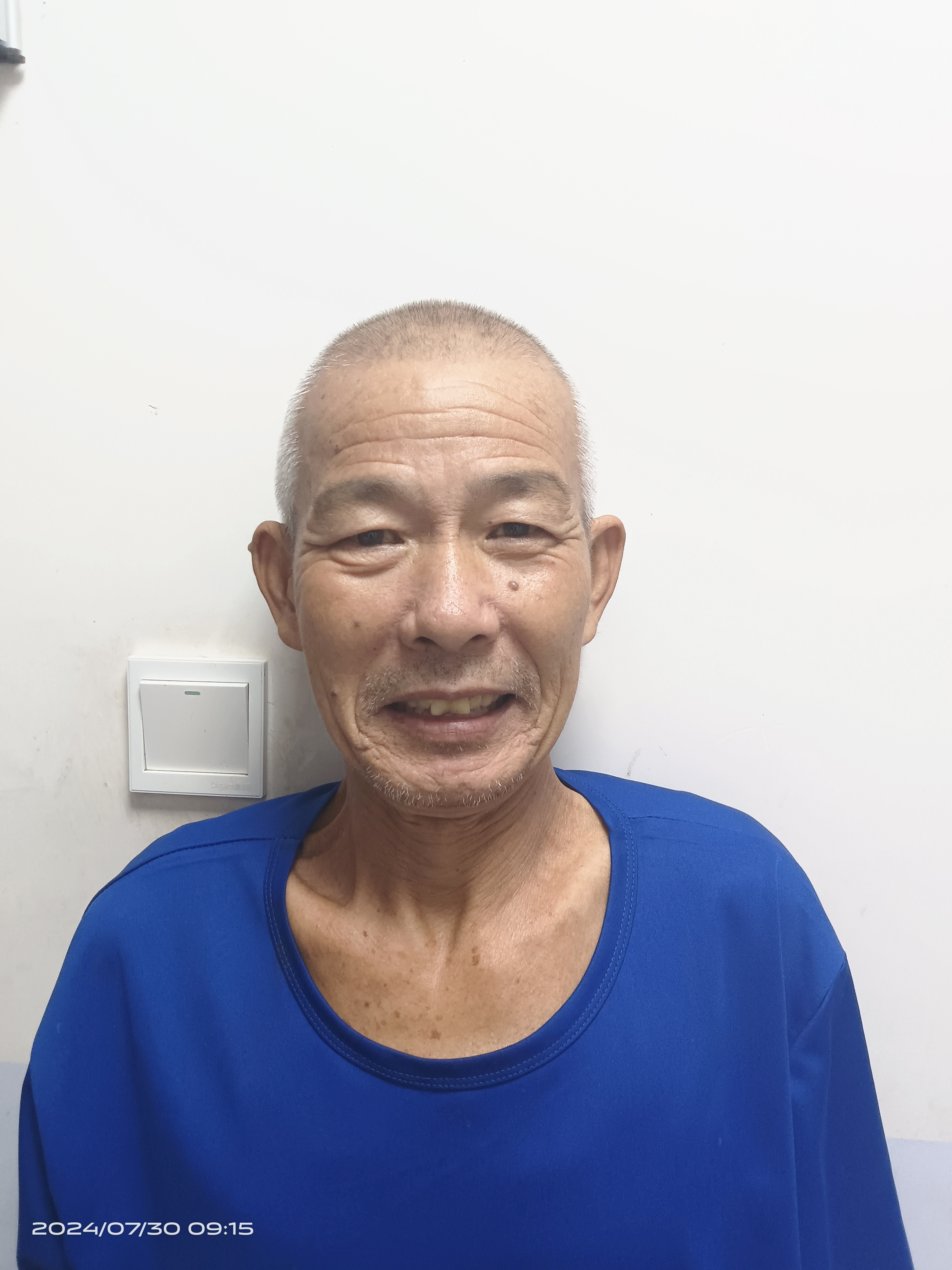 走失者照片 南阳市寻亲：七旬老人被救助，穿迷彩...