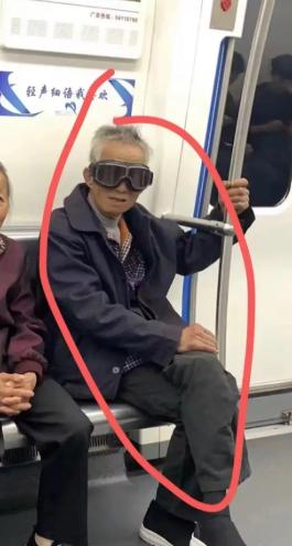 走失者照片 宁波市寻人：八旬老人走失，戴灰色帽...