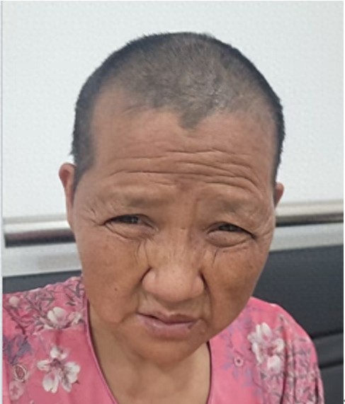 走失者照片 信阳市寻亲：六旬老太被救助，穿水红...