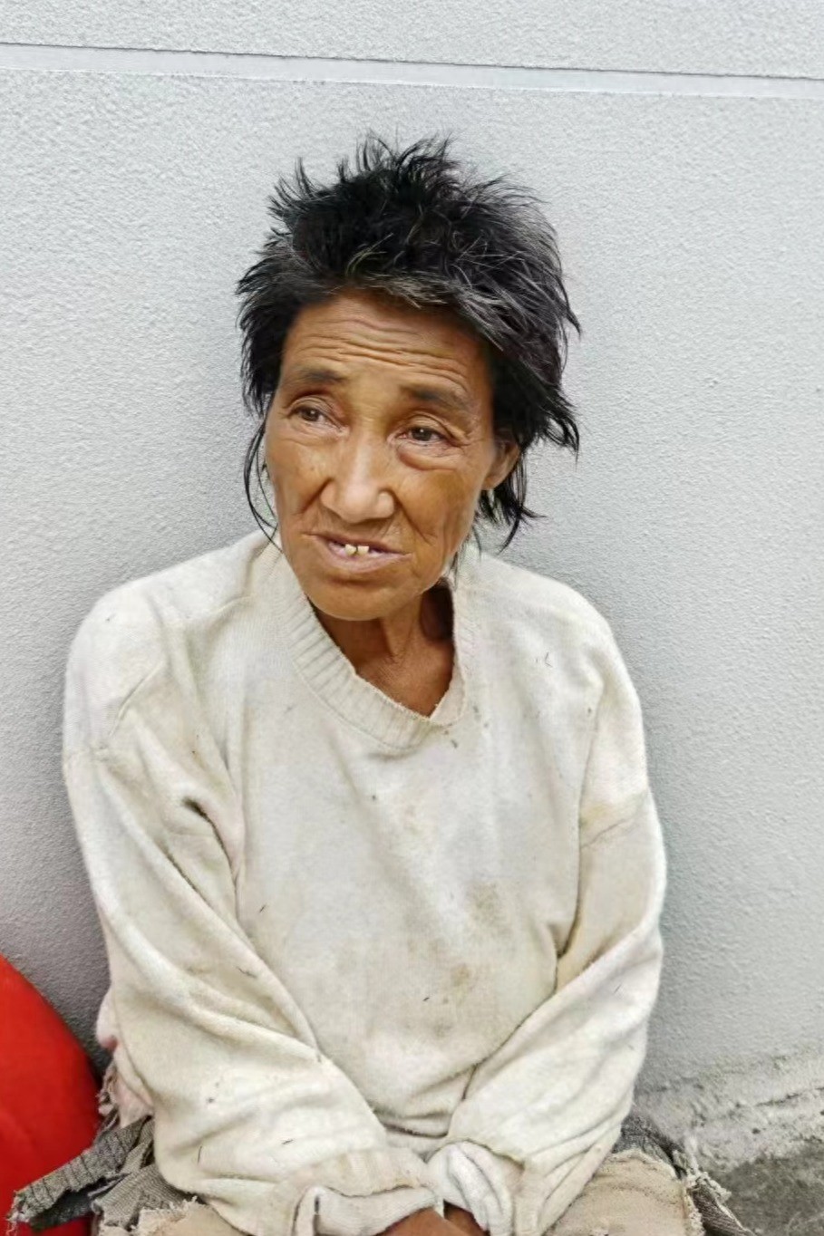 走失者照片 崇左市寻亲：六旬老太被救助，穿白色...