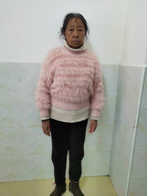 走失者照片 百色市寻亲：六旬老太被救助，穿粉红...