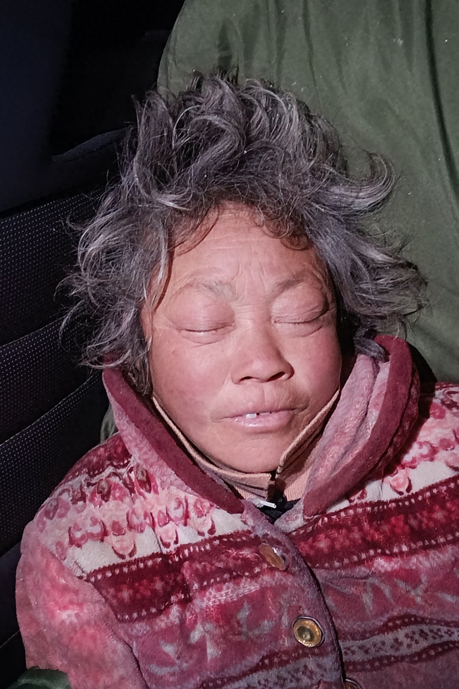 走失者照片 开封市寻亲：六旬老太被救助，穿红色...