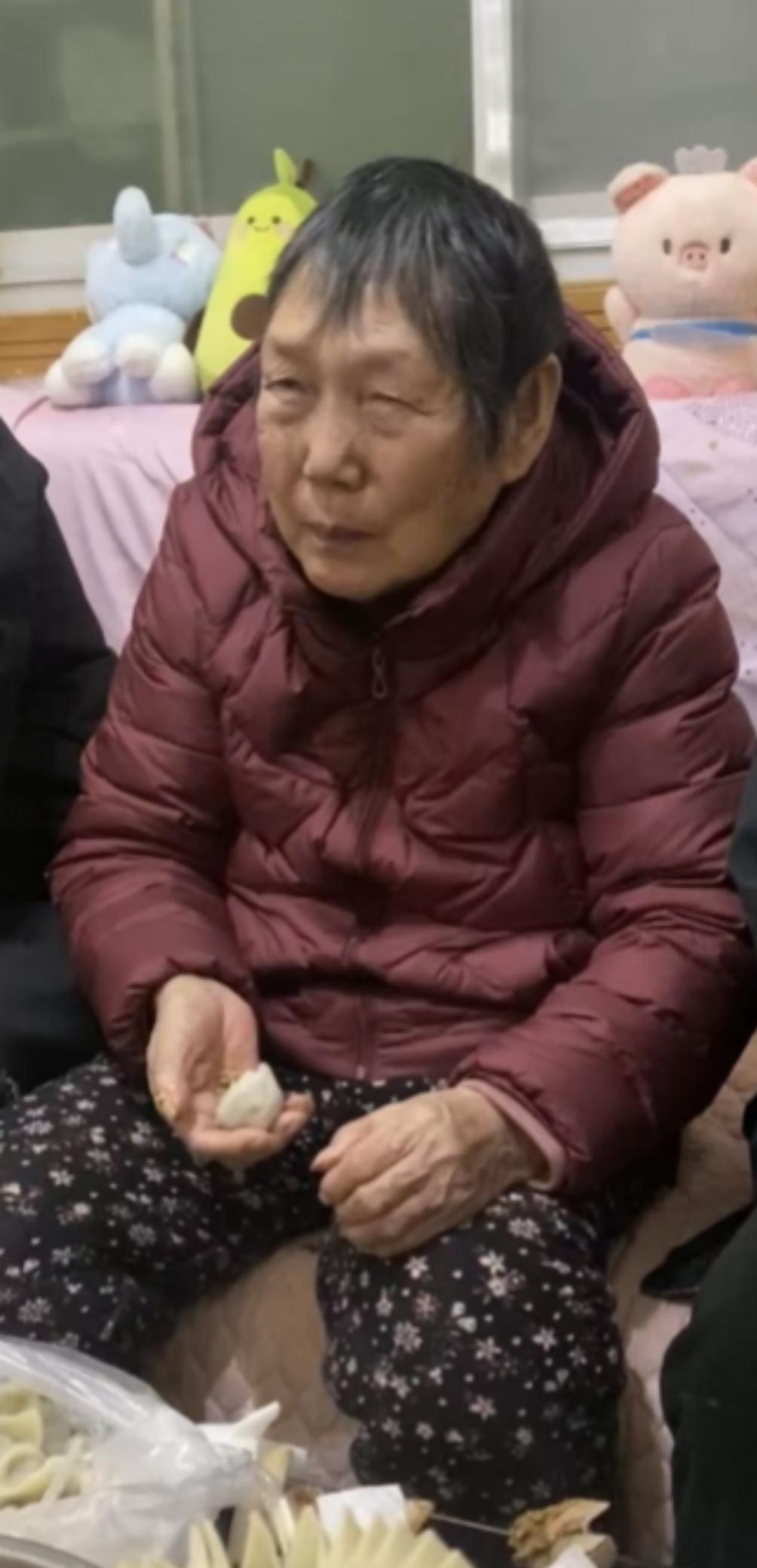 走失者照片 郑州市寻人：八旬老太走失，穿枣红色...
