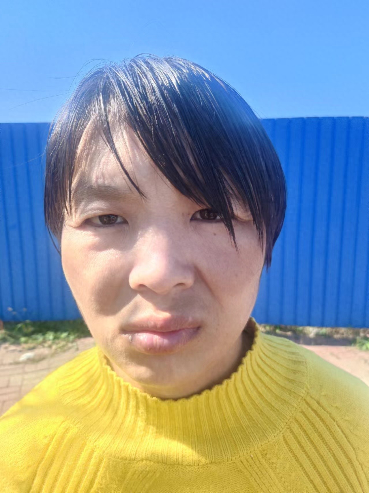 走失者照片 沧州市寻亲：青年女子被救助，穿黄色...