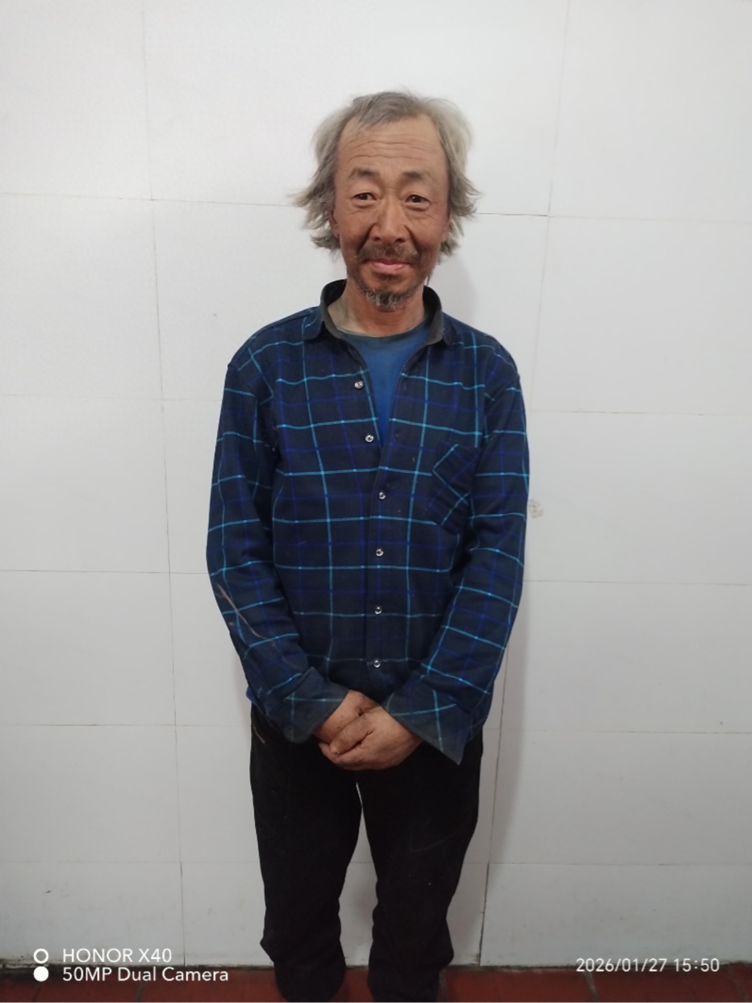 走失者照片 定西市寻亲：六旬老人被救助，穿橘红...