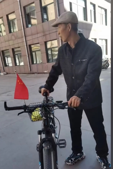 走失者照片 鹤岗市寻人：六旬老人走失，戴米色八...