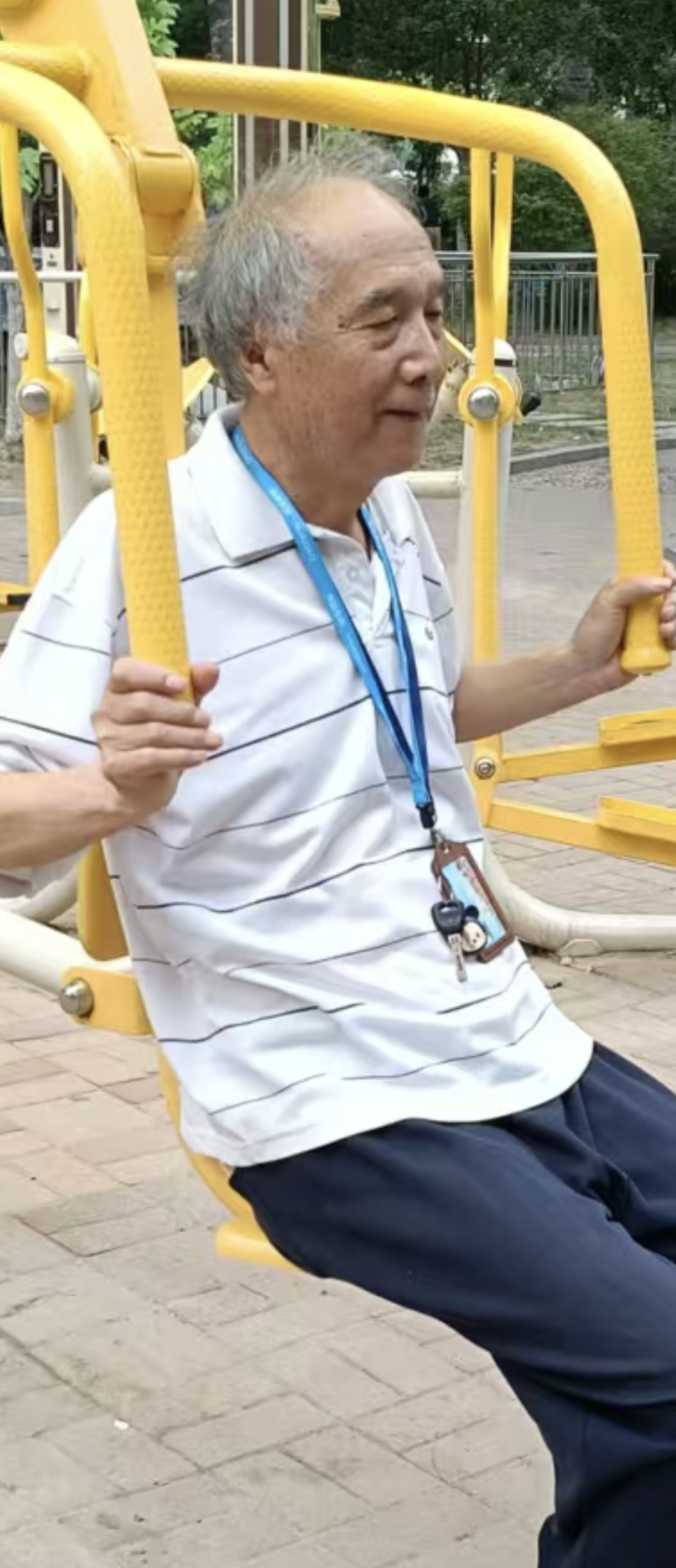 走失者照片 天津市寻人：六旬老人走失，穿蓝白条...