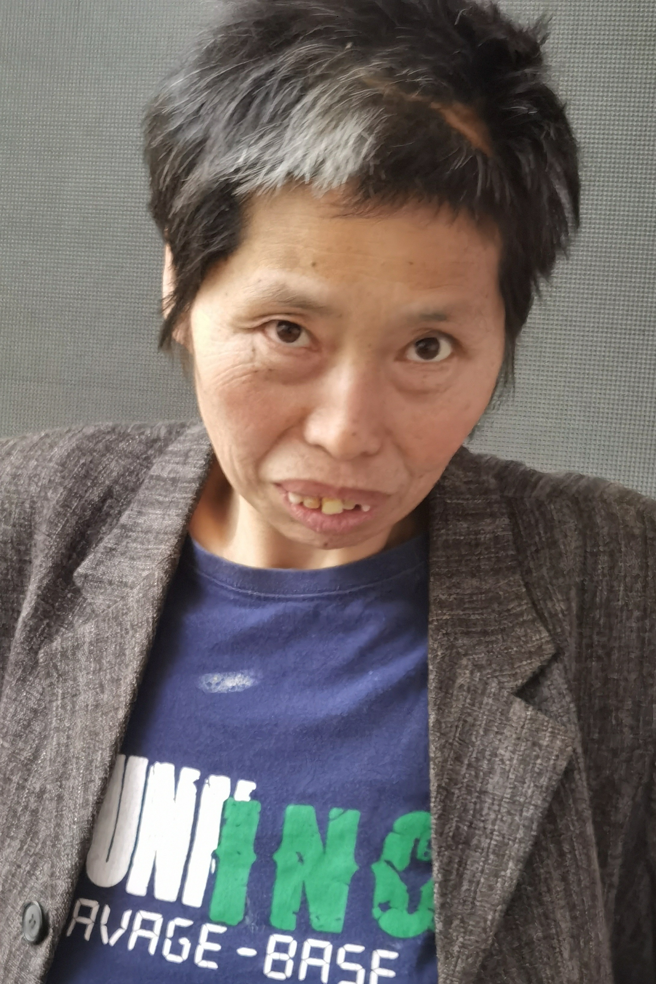 走失者照片 洛阳市寻亲：五旬女子被救助，穿蓝色...
