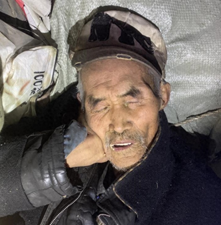 走失者照片 洛阳市寻亲：六旬老人被救助，穿藏蓝...