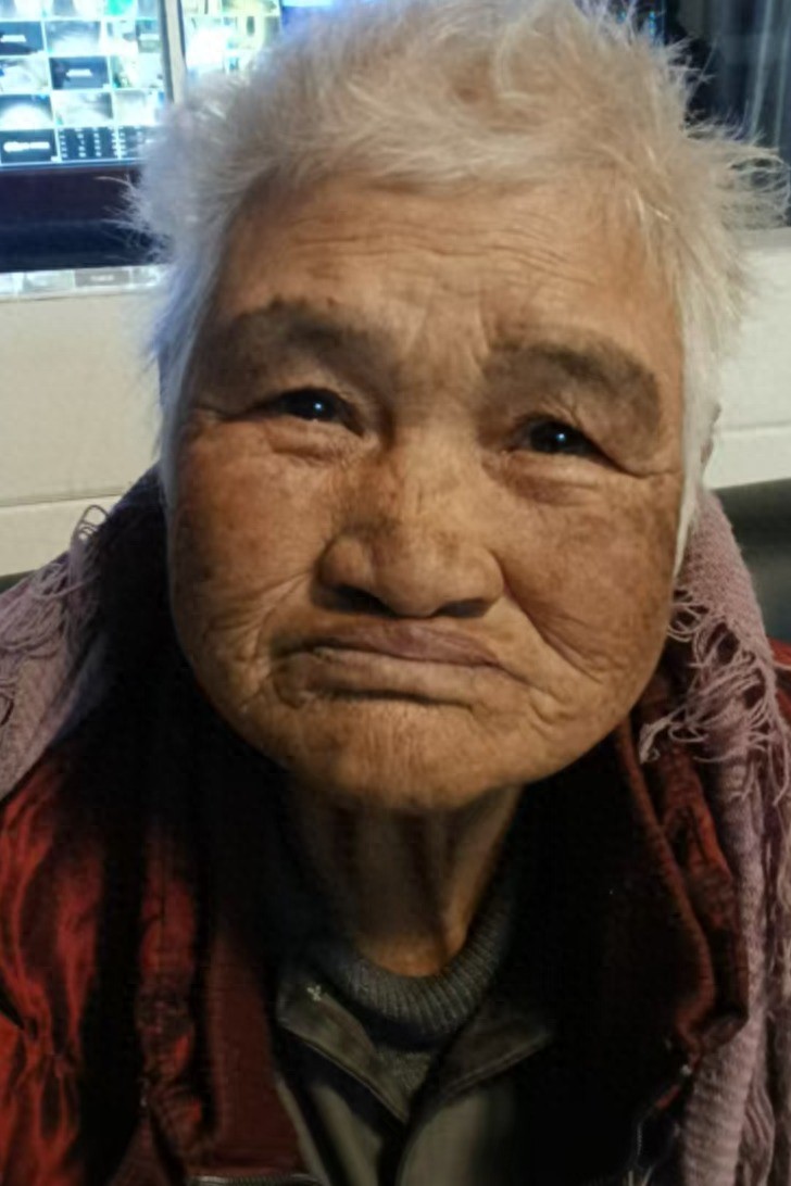 走失者照片 开封市寻亲：八旬老太被救助，高1米...