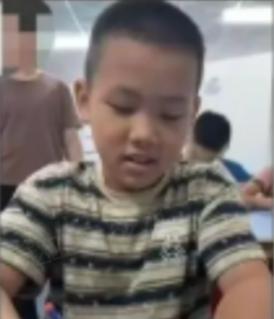 走失者照片 北海市寻人：8岁男孩走失，穿深蓝色...