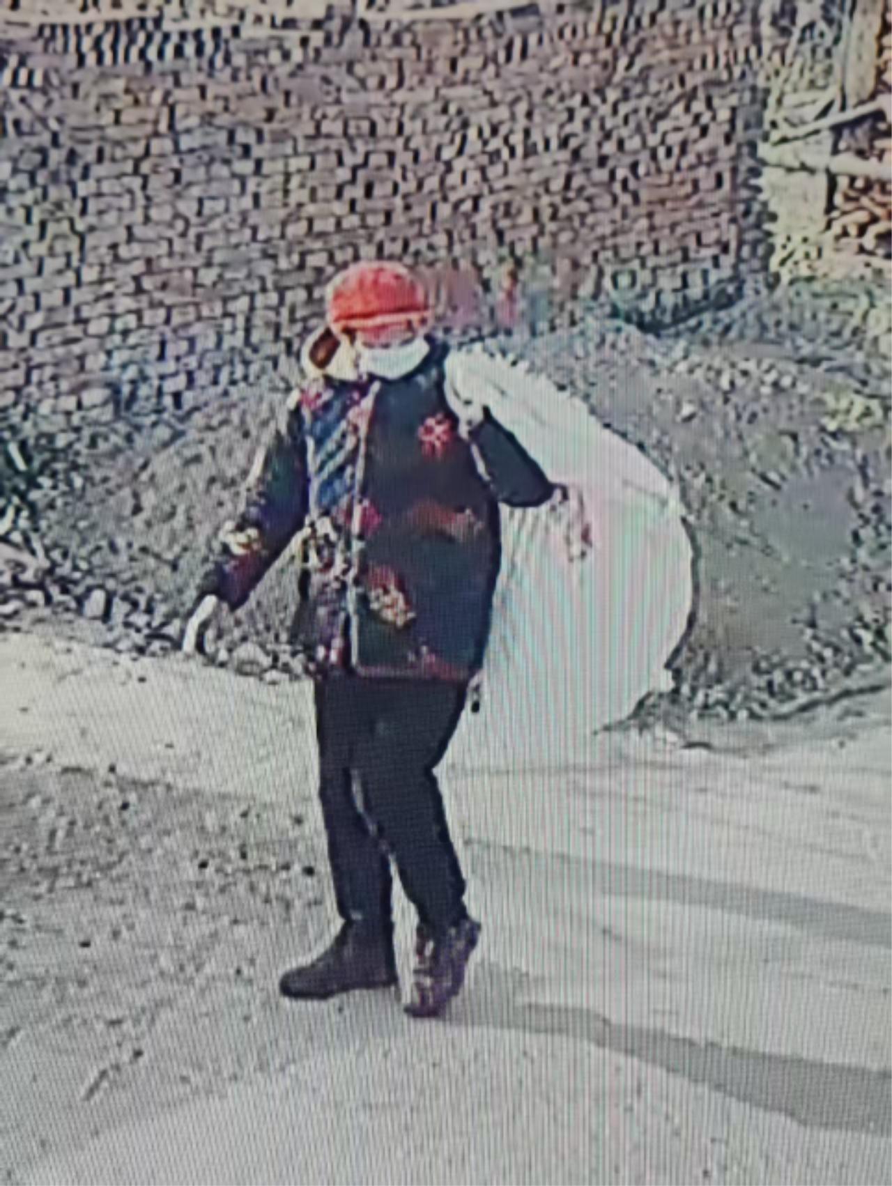 走失者照片 濮阳市寻人：六旬老太走失，穿黑底花...