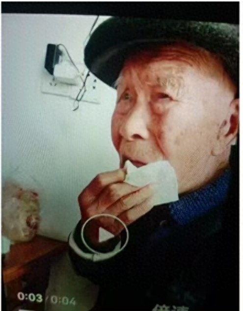 走失者照片 阜阳市寻人：八旬老人走失，穿格子睡...