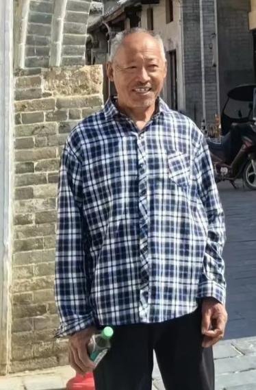 走失者照片 南阳市寻人：八旬老人走失，穿横条纹...