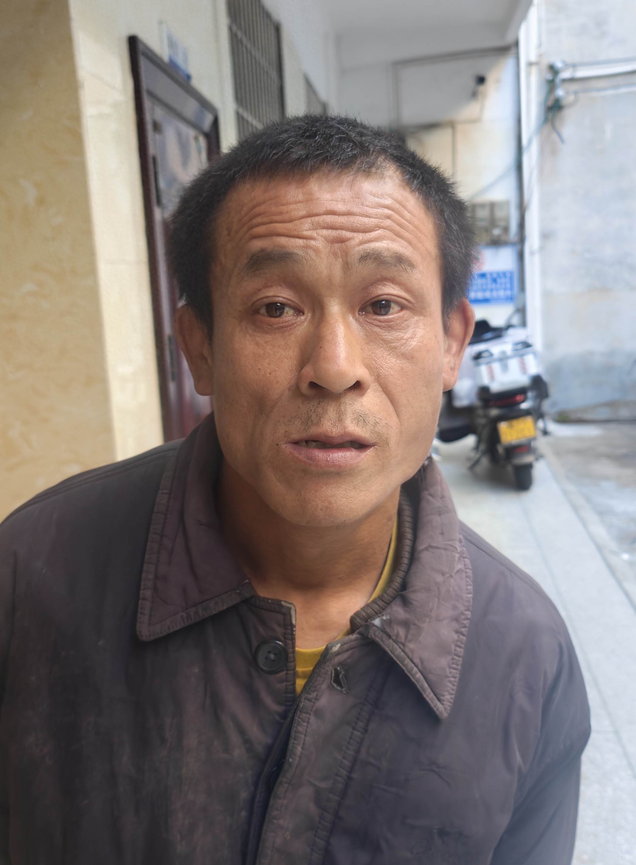 走失者照片 永州市寻亲：青年男子被救助，穿黑紫...
