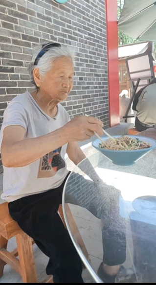 走失者照片 开封市寻人：七旬老太走失，穿深蓝色...