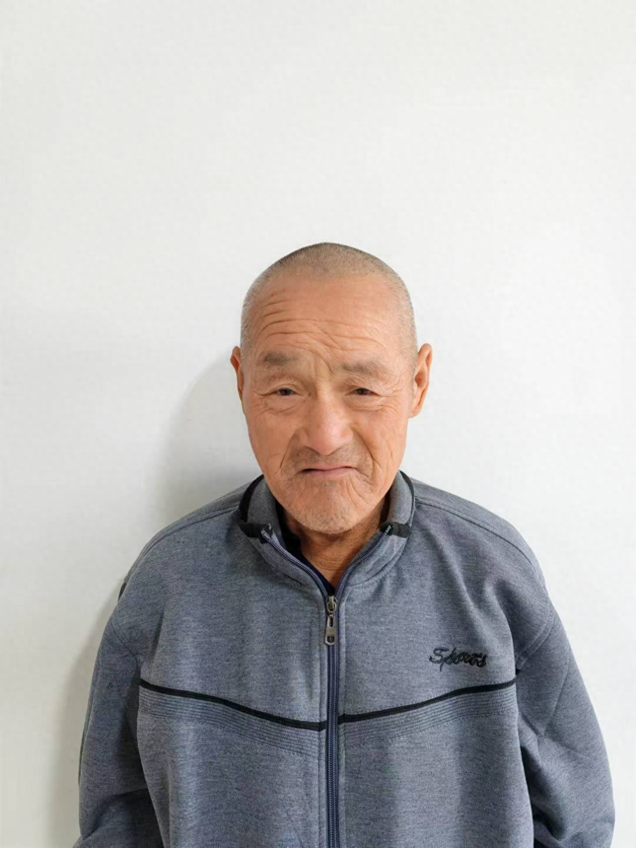 走失者照片 赤峰市寻亲：七旬聋哑老人被救助，戴...