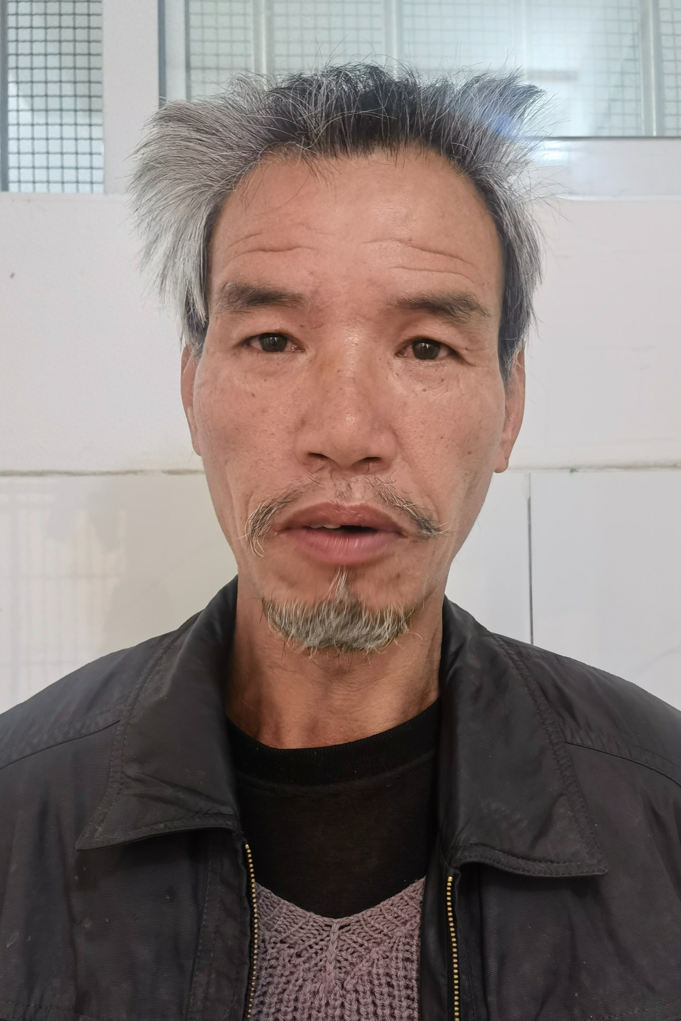 走失者照片 玉林市寻亲：六旬老人被救助，穿灰色...