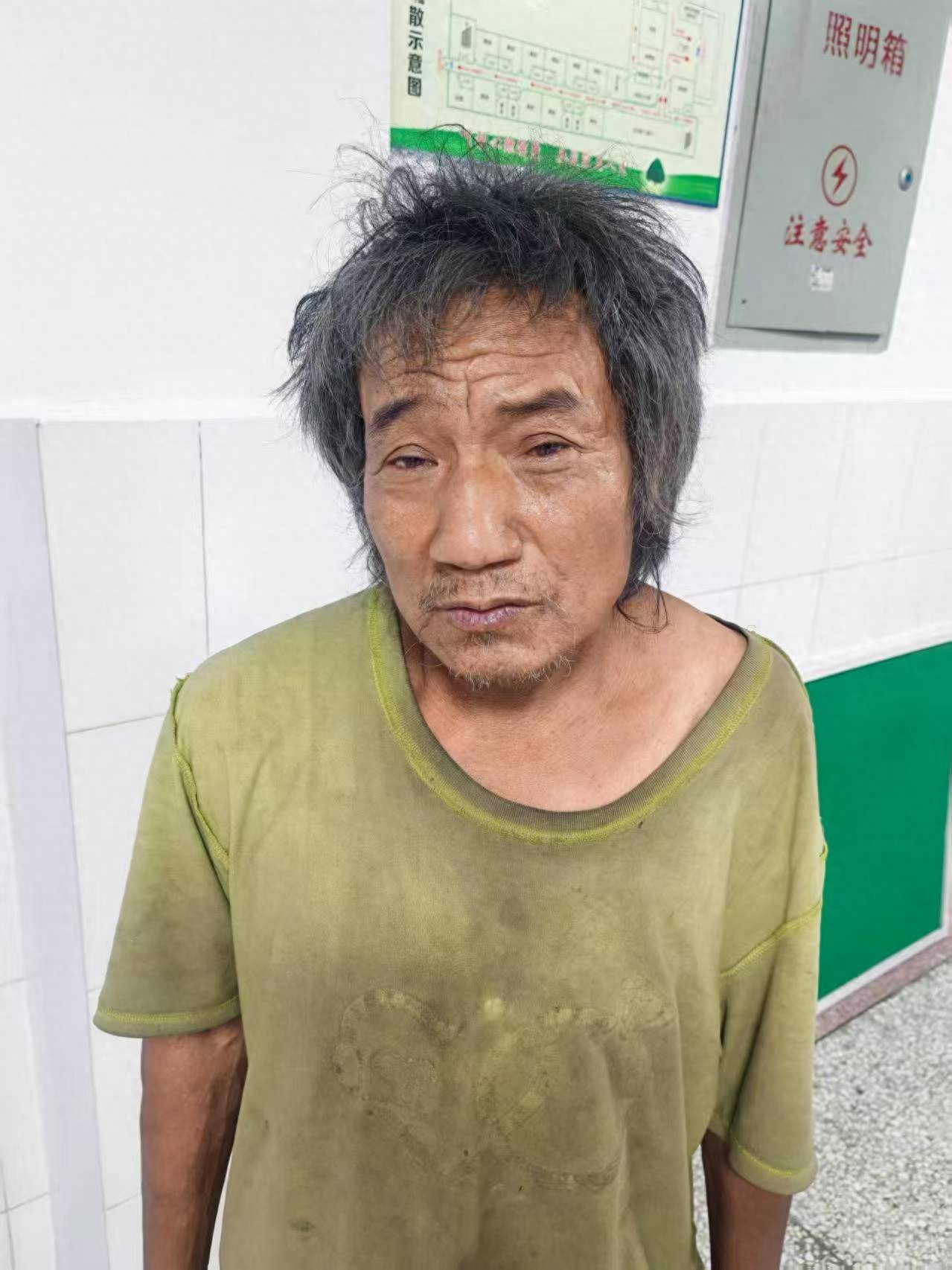 走失者照片 汉中市寻亲：六旬老人被救助，穿绿色...