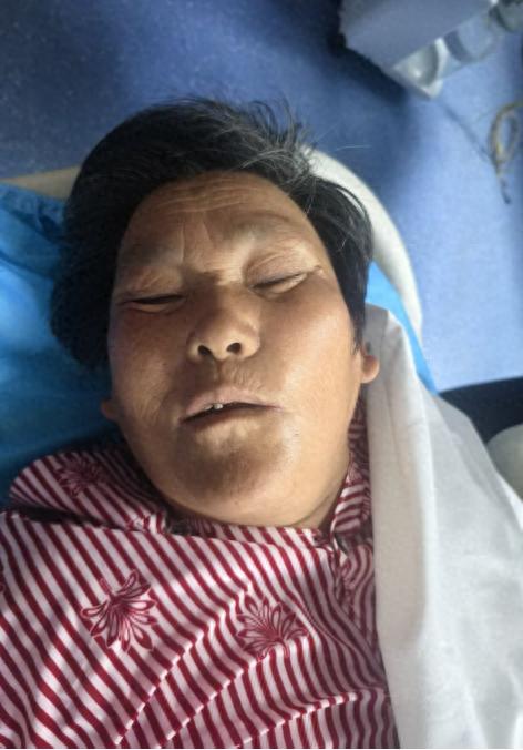 走失者照片 开封市寻亲：五旬女子被送医，穿红色...