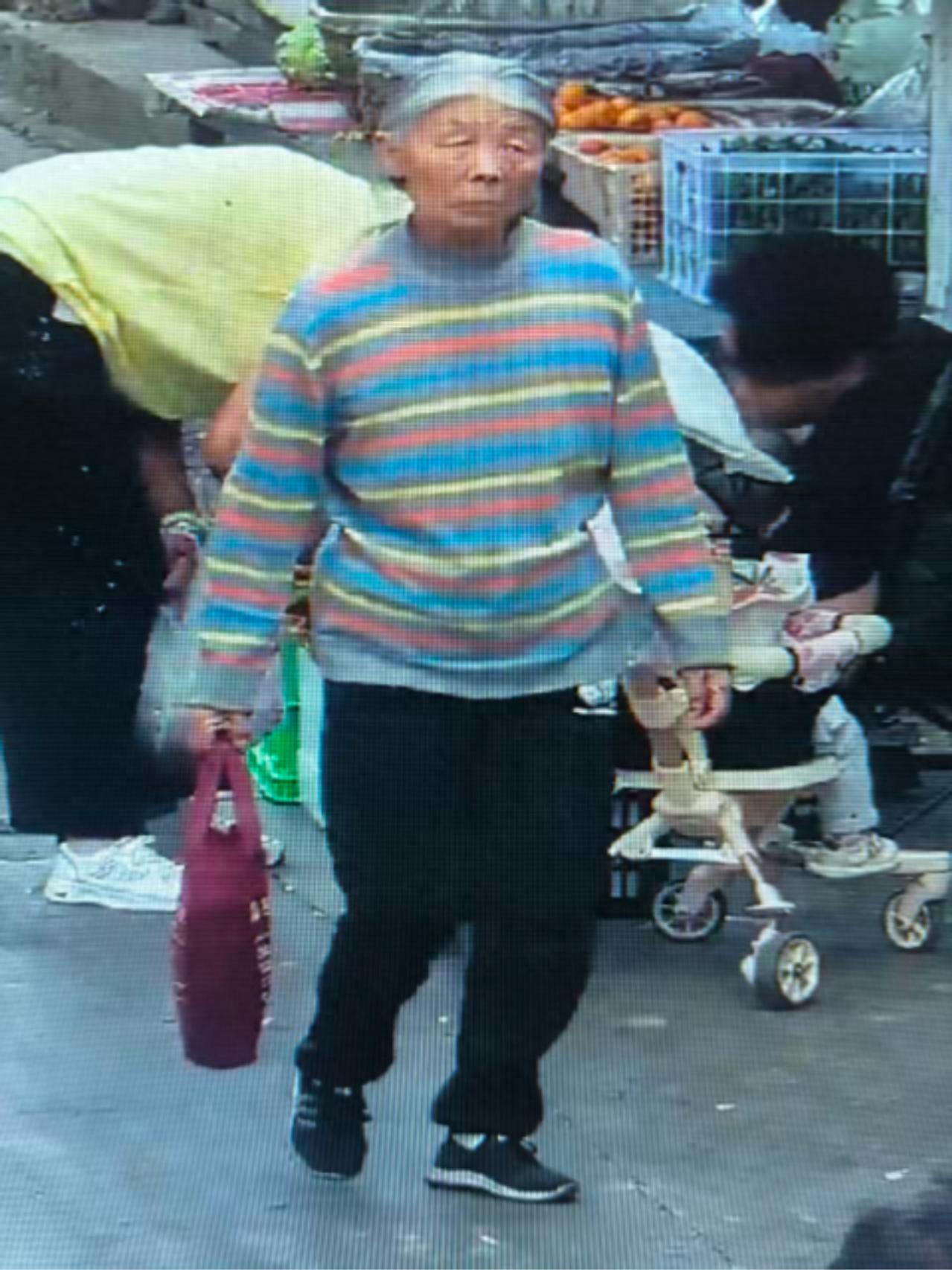 走失者照片 昆明市寻人：七旬老太走失，穿多色条...