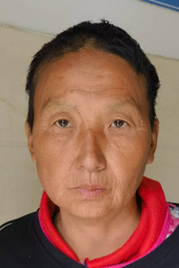 走失者照片 连云港市寻亲：五旬女子被救助，穿黑...