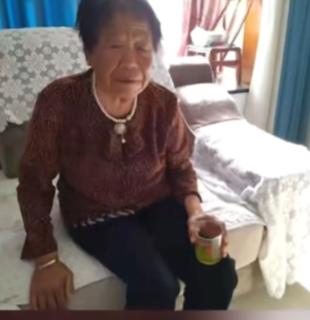 走失者照片 洛阳市寻人：八旬老太走失，穿红底黑...