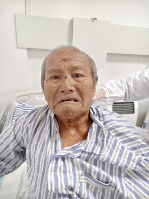 走失者照片 赣州市寻亲：七旬老人被救助，穿灰色...