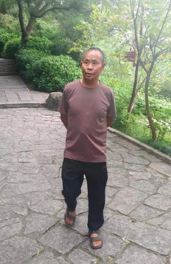 走失者照片 泉州市晋江市寻人：七旬老人走失，穿...