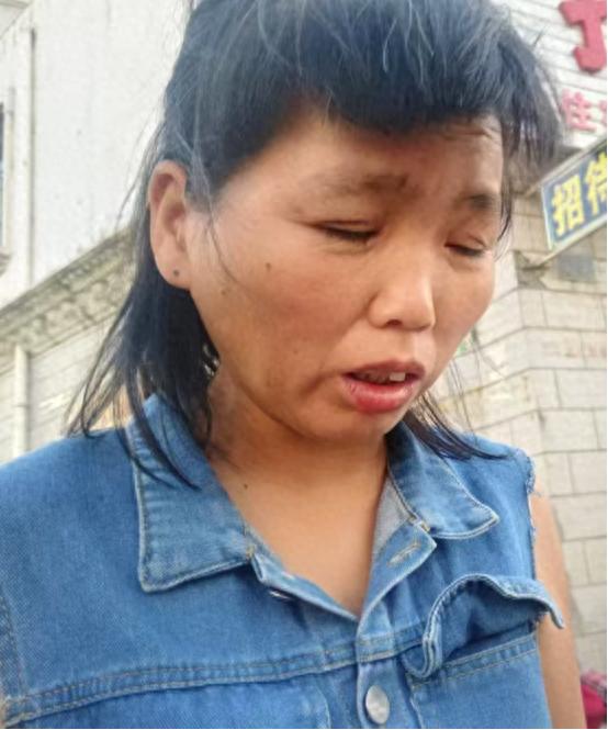 走失者照片 石嘴山市寻亲：中年女子被救助，穿蓝...