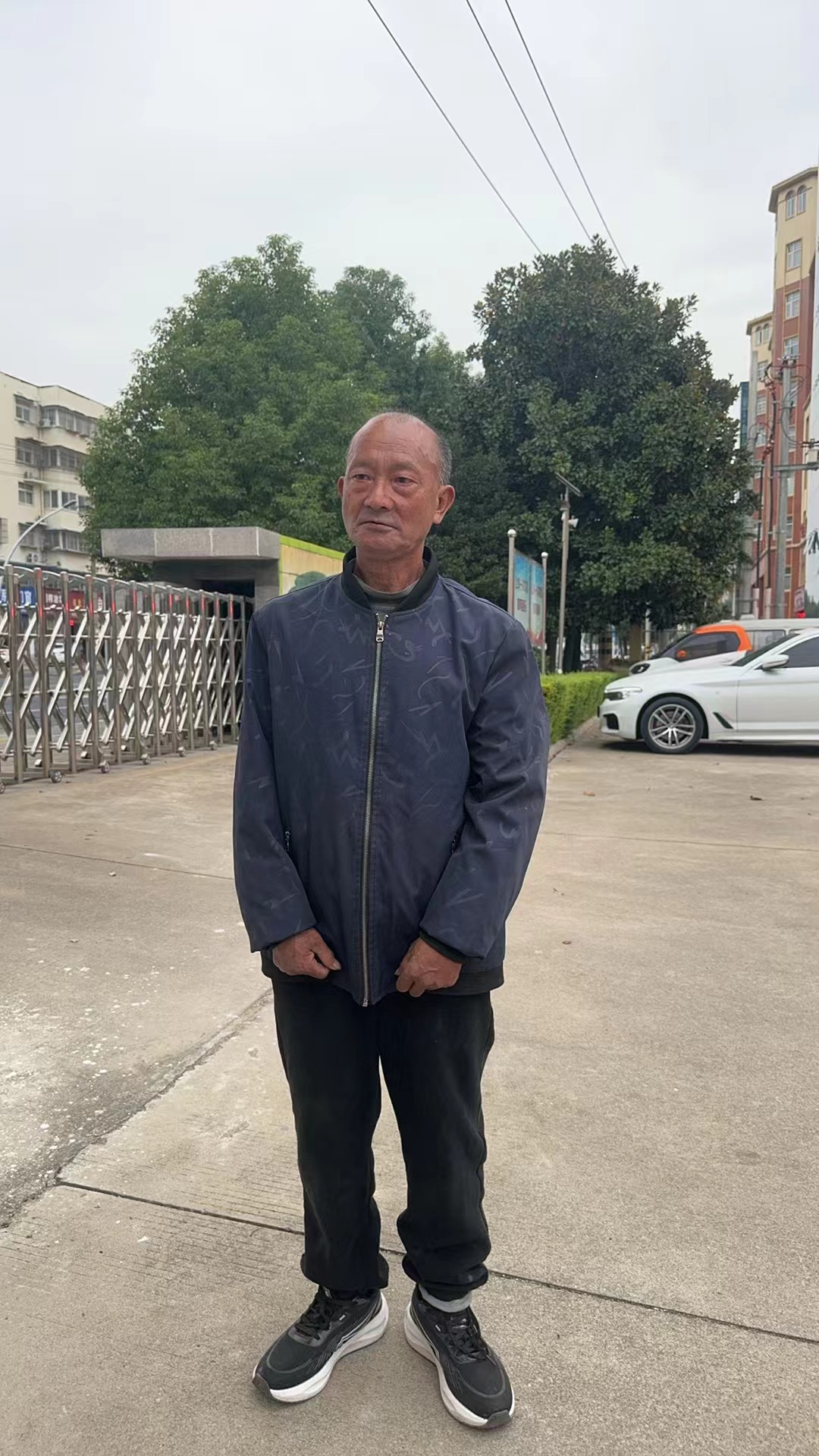 走失者照片 驻马店市寻亲：六旬老人被救助，穿蓝...