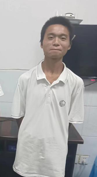 走失者照片 泸州市寻亲：青年男子被救助，穿短袖...
