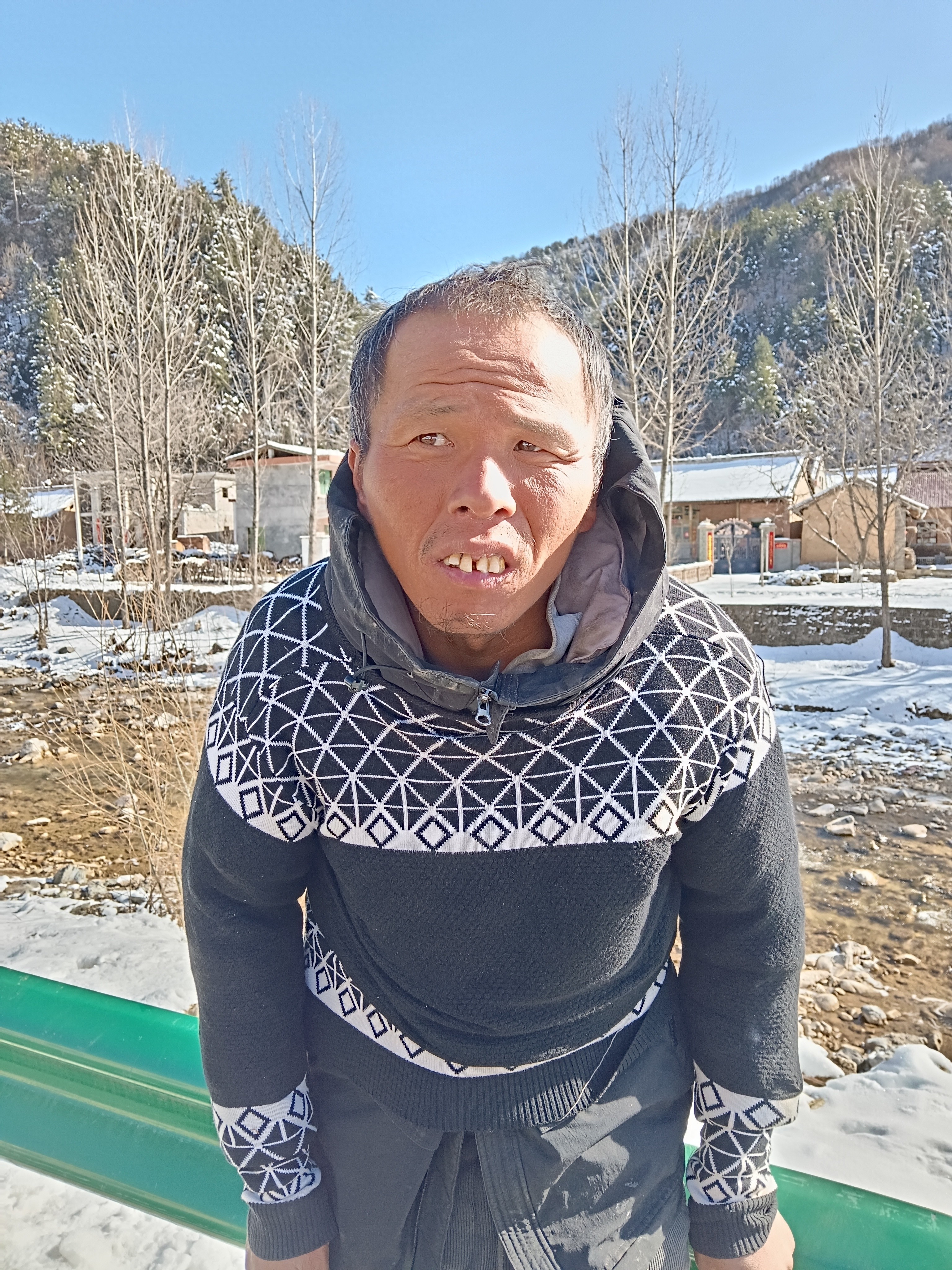 走失者照片 商洛市寻亲：中年男子被救助，穿卡其...