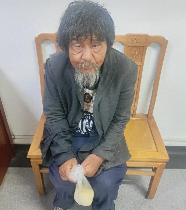 走失者照片 天津市寻亲：五旬男子被救助，穿黑色...