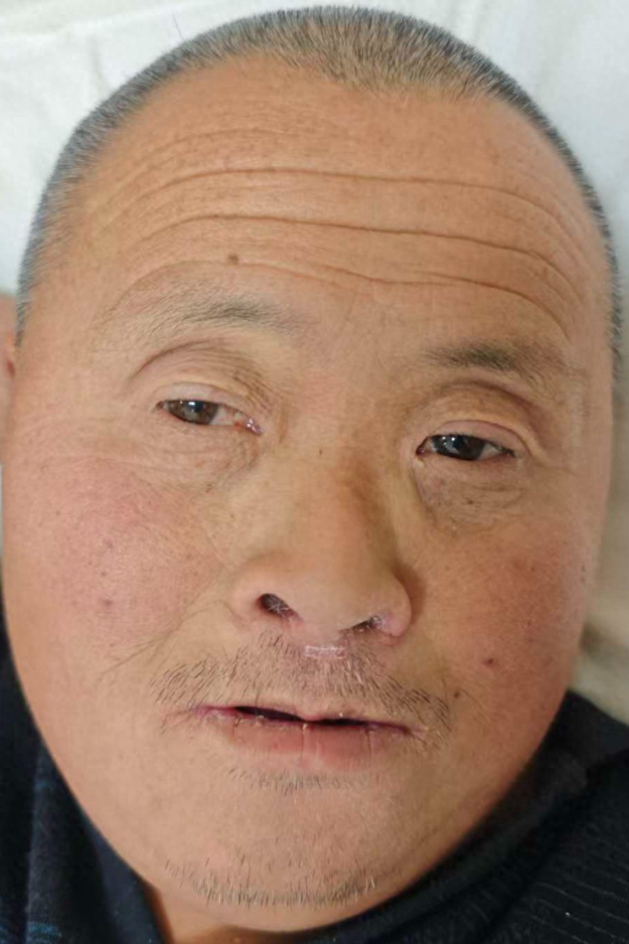 走失者照片 济南市寻亲：六旬老人被救助，穿黑色...