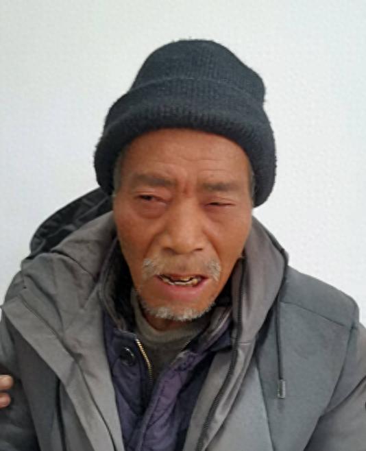 走失者照片 安庆市寻亲：六旬老人被救助，戴针织...