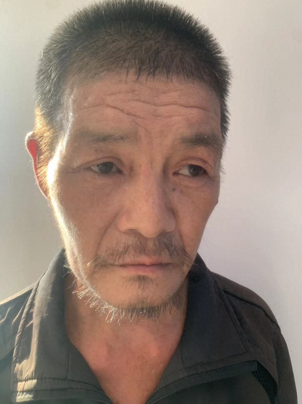 走失者照片 广州市寻亲：五旬男子被救助，穿蓝色...
