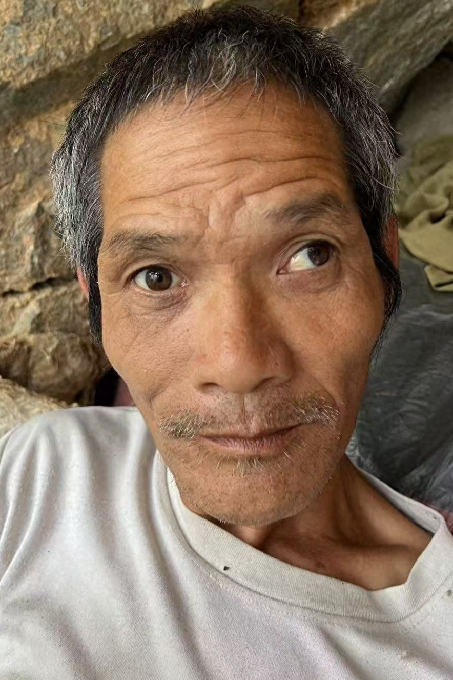 走失者照片 百色市寻亲：六旬老人被救助，穿蓝色...