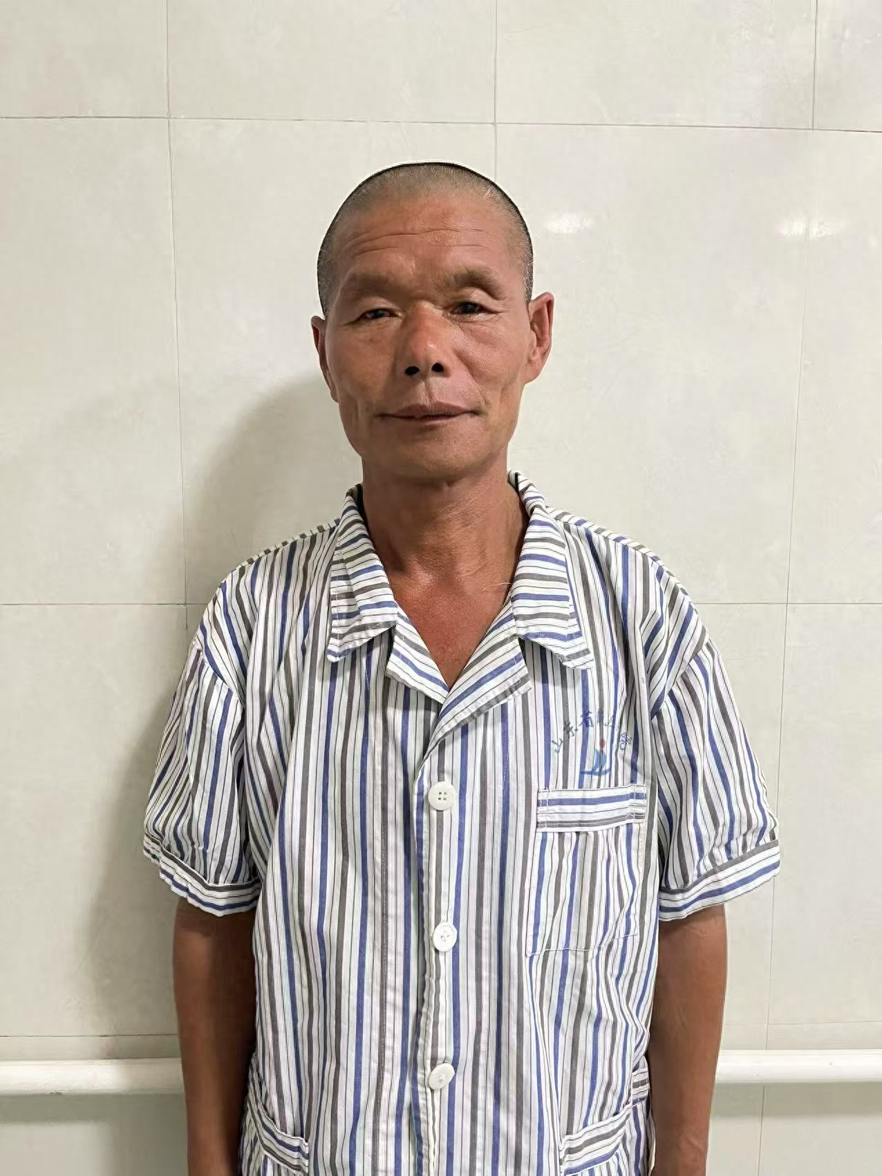 走失者照片 济宁市寻亲：五旬男子被救助，穿白色...