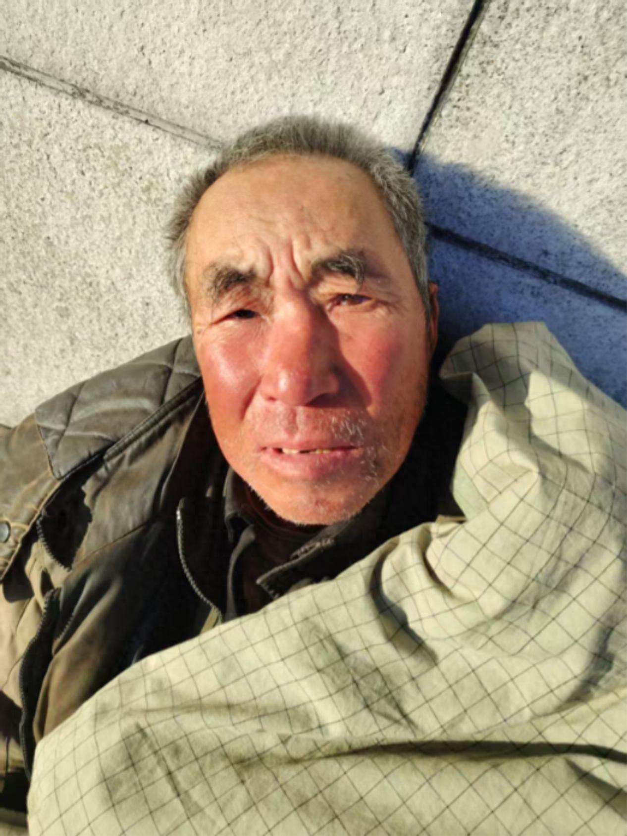 走失者照片 通辽市寻亲：七旬老人被救助，穿黄色...