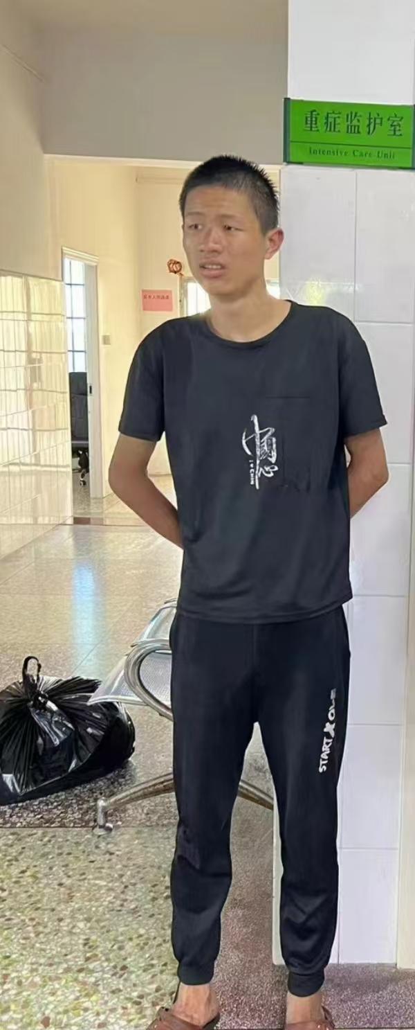 走失者照片 龙岩市寻亲：青年男子被救助，穿黑色...