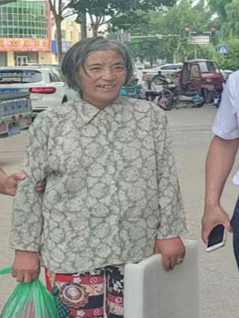 走失者照片 日照市寻亲：六旬老太被救助，穿花格...