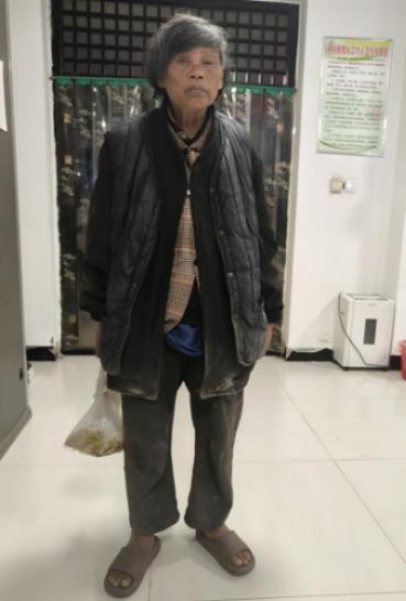 走失者照片 周口市寻亲：六旬老太被救助，穿黑色...