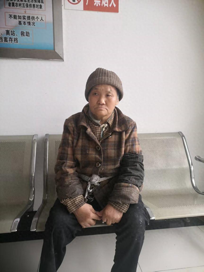 走失者照片 六安市寻亲：六旬老太被救助，穿棕灰...
