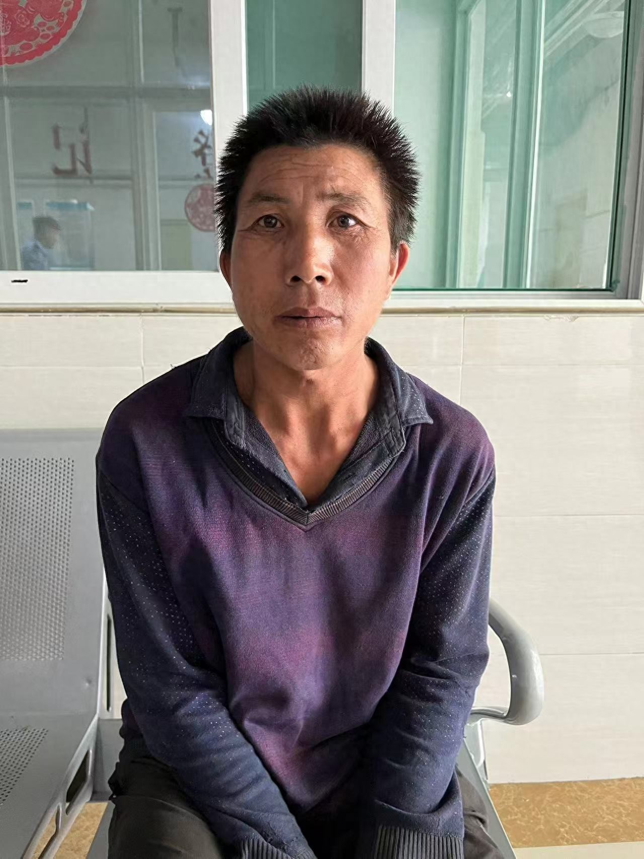 走失者照片 济宁市寻亲：五旬男子被救助，穿深紫...